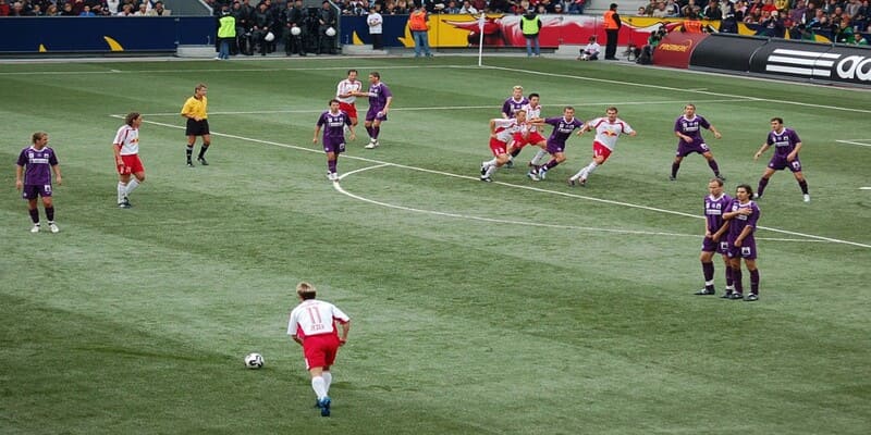 Hình ảnh cầu thủ đang thực hiện quả đá gián tiếp 